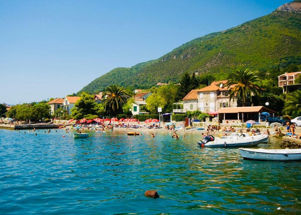Vila Duricic 300M Od Mora Hotel Ðenovići Buitenkant foto